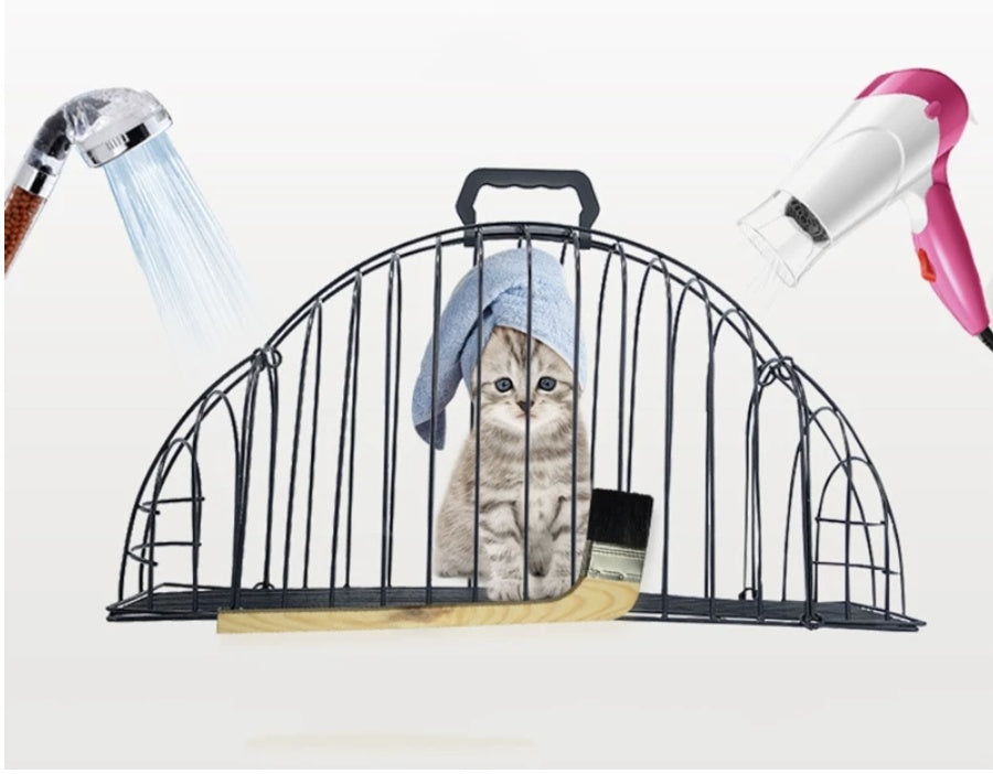 Cats Use A Bath And Transport Cage To Prevent Scratching